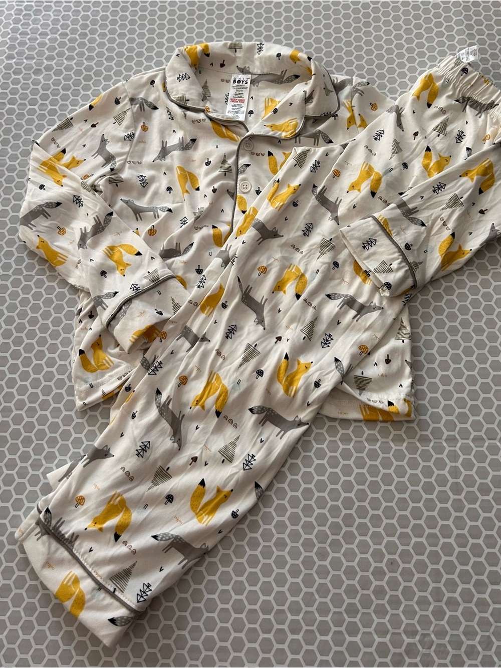 NWT Only Boys Fox Print Kids Pajama Set in Yellow & Gray. Size S (6/7)